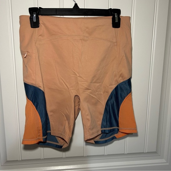 Fabletics Motion365 High-Waisted Traputo Run Biker Shorts Size Large - Picture 1 of 7